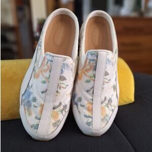 NWOB Easy Spirit Traveltime Slip On Sneaker Women's 10 Wide Wide Athleisure
